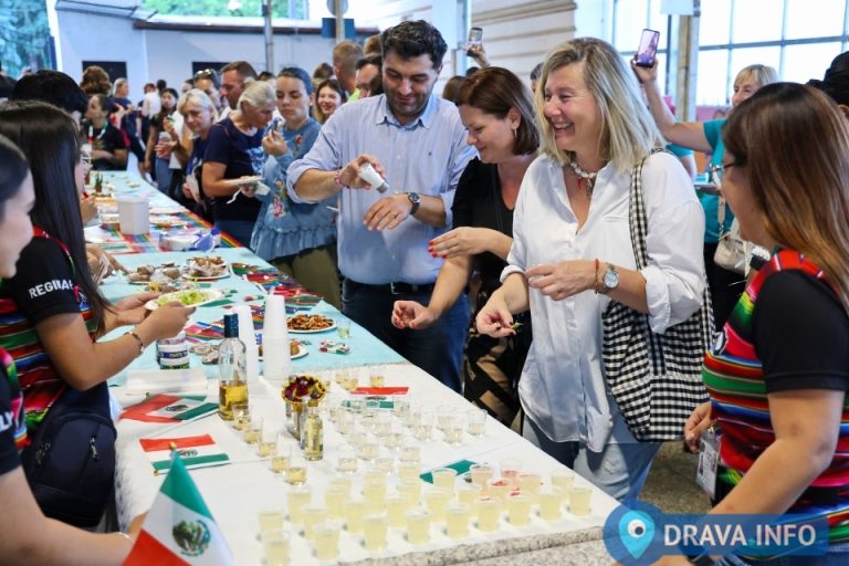 FOTO ‘Okusi zavičaja, okusi svijeta’ oduševili prisutne, mirisi i okusi spojili kontinente na gradskoj tržnici
