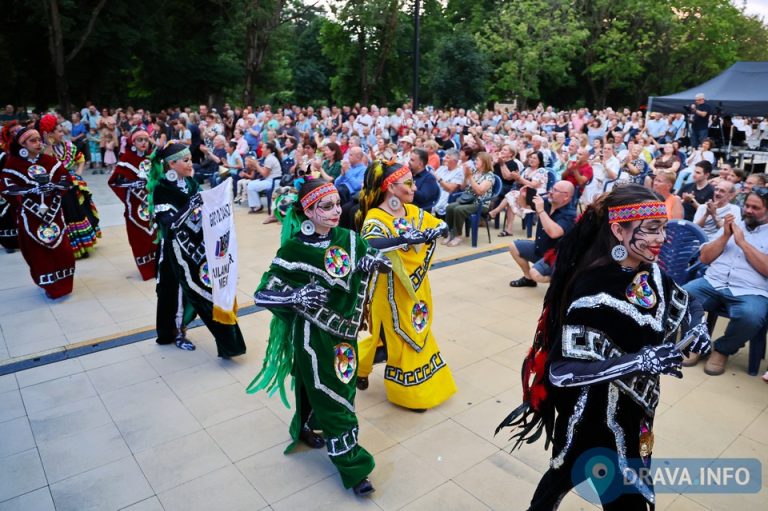 FOTO Gala večer Međunarodnog festivala folklora “Iz bakine škrinje” ispunila Zrinski trg