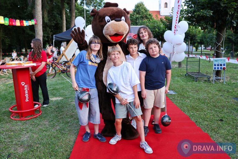 FOTO U sklopu Ljeta na Zrinskom u gradskom parku održana prva večer Ljetnog kina pod zvijezdama