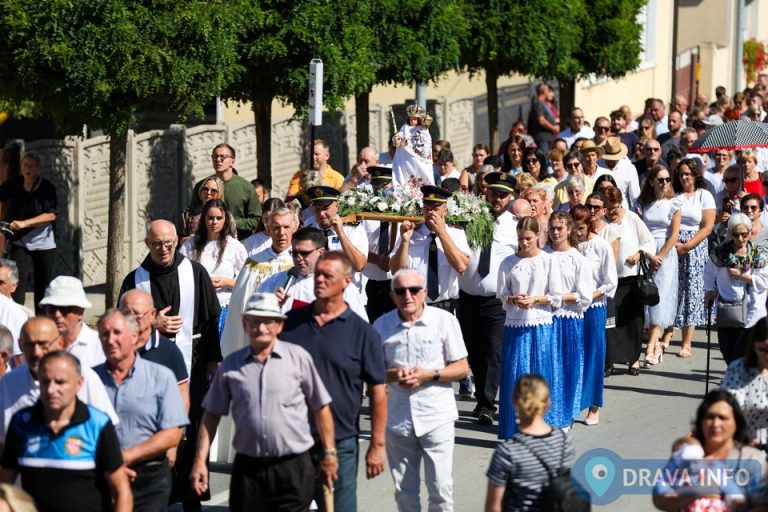 FOTO Procesija s čudotvornim kipom okupila mnoštvo vjernika, Molve danas slave Veliku mešu