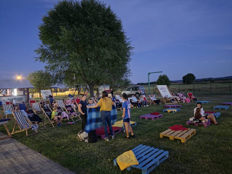 FOTO Čarobno drvo okupilo najmlađe, večeras na Cerinama Nestašna zubić vila
