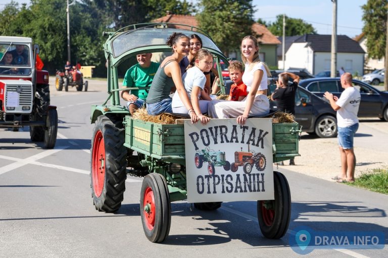 FOTO: IZLOŽBA I DEFILE Oldtimer traktori oduševili Bregovce