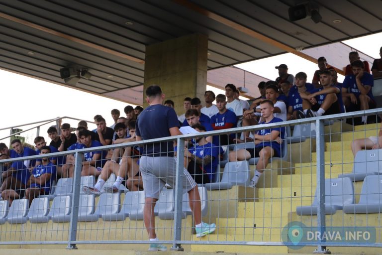 FOTO Na đurđevačkom stadionu popularni Zlatko Šimčić objasnio nova pravila nogometne igre