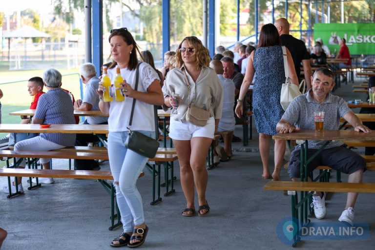 FOTO Velika meša u Đelekovcu okupila mještane uz druženje, hranu i nogomet