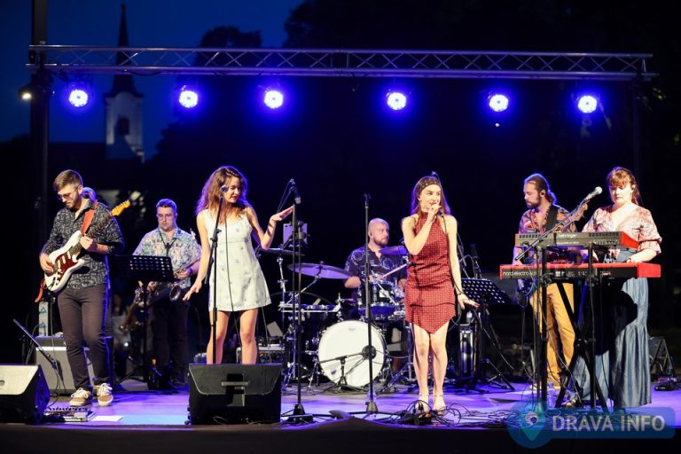 FOTO Grupa Eter rasplesala Koprivnicu, Zrinski trg ispunili disko, funk i pop ritmovi