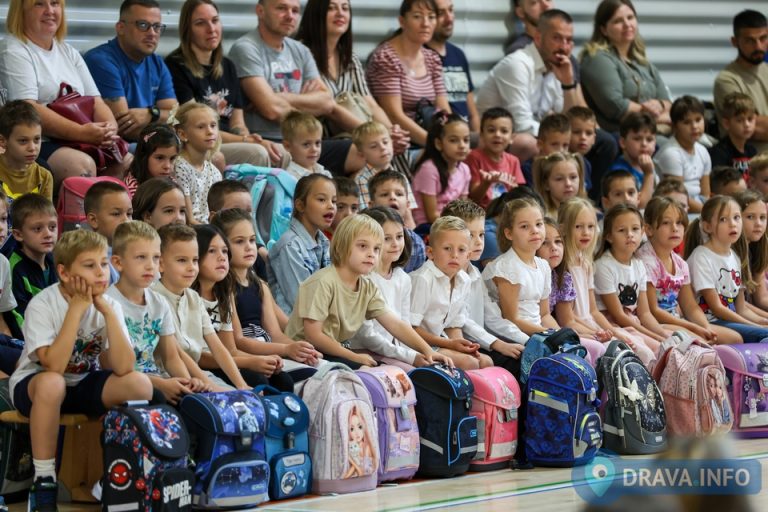 FOTO Prvašići zakoračili u novo životno poglavlje, veseli doček u OŠ Đuro Ester
