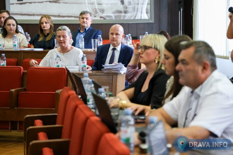 FOTO Tko kasni, zašto kasni, koliko kasni i tko će biti odgovoran? Glavna pitanja na sjednici Gradskog vijeća. ‘Imam osjećaj kao da ne živimo u istom gradu’
