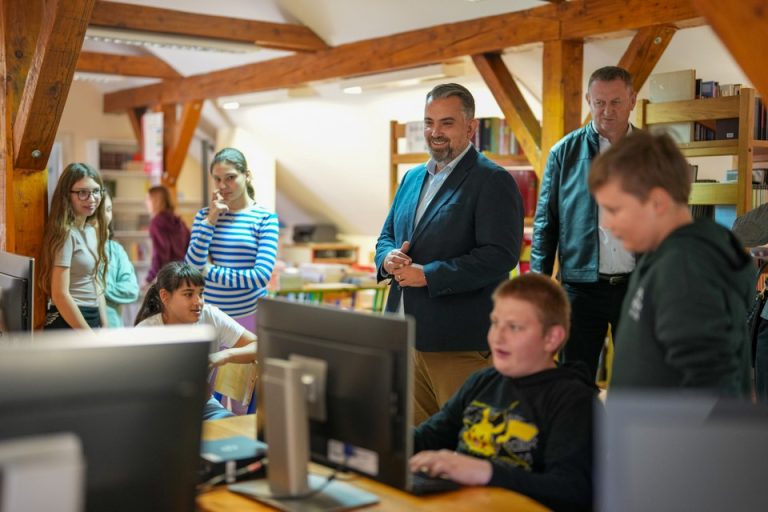 FOTO Potpisani ugovori za rekonstrukciju škole u Rasinji, radovi kreću odmah