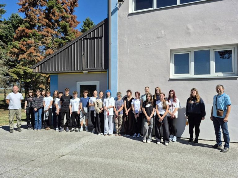 FOTO Gimnazijalci stigli biciklima na edukativni posjet vodocrpilištu Ivanščak
