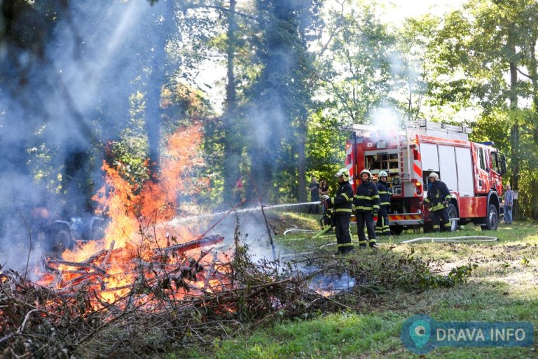 FOTO Velika vatrogasna vježba u Rasinji, 130 pripadnika žurnih službi pokazuje svoju spremnost i sposobnost
