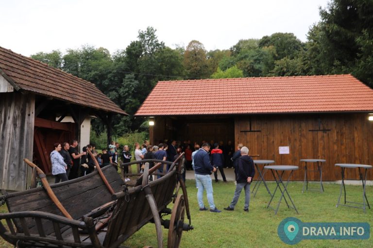 FOTO U Šemovcima otvorene izložbe posvećene Đuri Zvonaru i tradiciji “Od lana do platna”