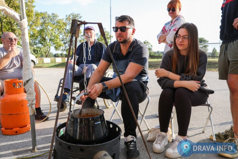 FOTO Hlebinama zamirisao gulaš, pogledajte kako je bilo na Hlebinskoj gulašijadi