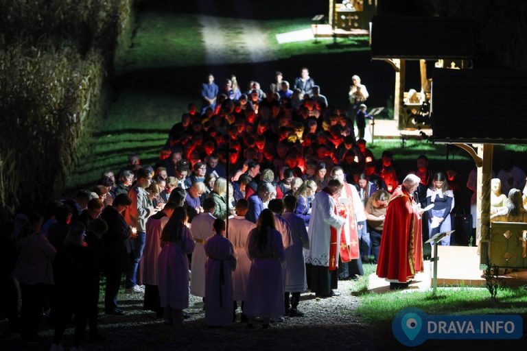 FOTO U Podravskom Jeruzalemu održan križni put za hodočasnike koji su nosili lampione