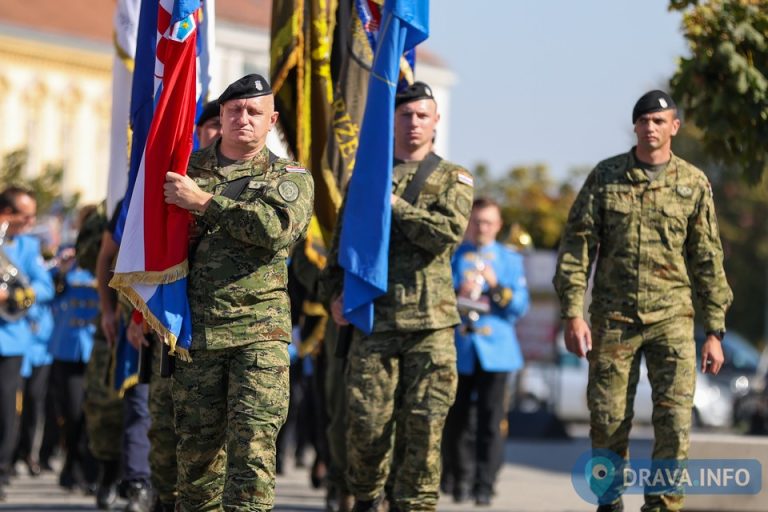 FOTO Svečano obilježena 35. obljetnica preuzimanja koprivničke vojarne, Papac poručio ‘Sve što je prethodilo mirnoj predaji najmanje je bilo mirno’