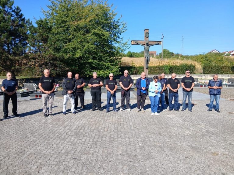 FOTO U Križevcima otkriveno obnovljeno spomen-obilježje prvim žrtvama Domovinskog rata