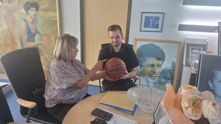 Majka Dražena Petrovića poželjela upoznati našeg slikara Mihaela Kolarića