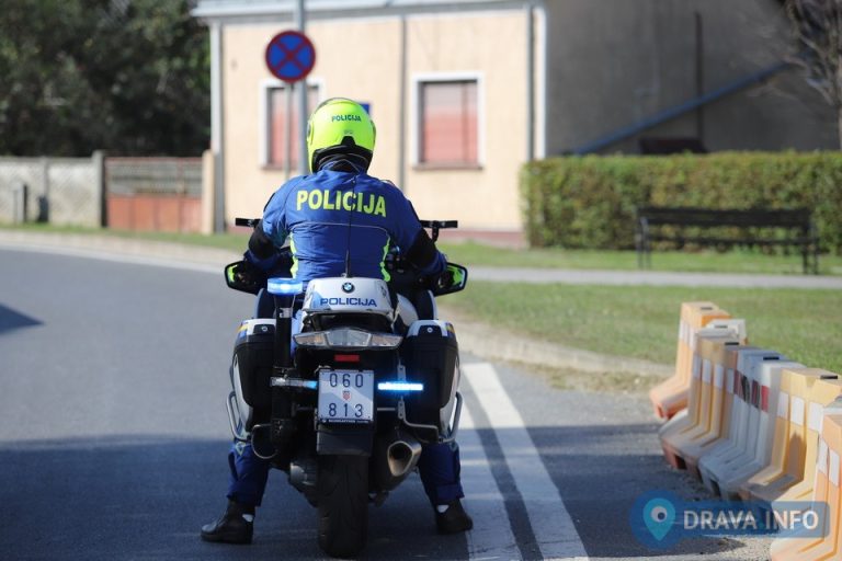 Nezgoda na kružnom toku: Policajac pao sa službenog motora