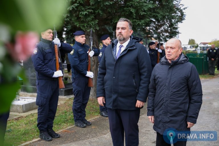 FOTO Čelnici Županije i Grada sa suradnicima na groblju položili vijence uoči Svih svetih