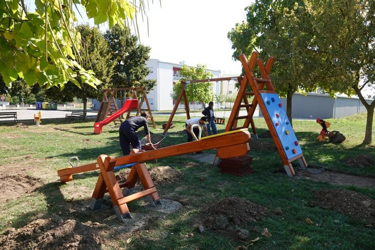 FOTO Za male Đurđevčane uređeno igralište. Ima penjalice, tobogane, ljuljačke…