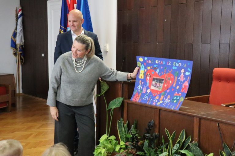 FOTO Mališani stigli u gradsku vijećnicu s pitanjima za gradonačelnika i posebnom čestitkom