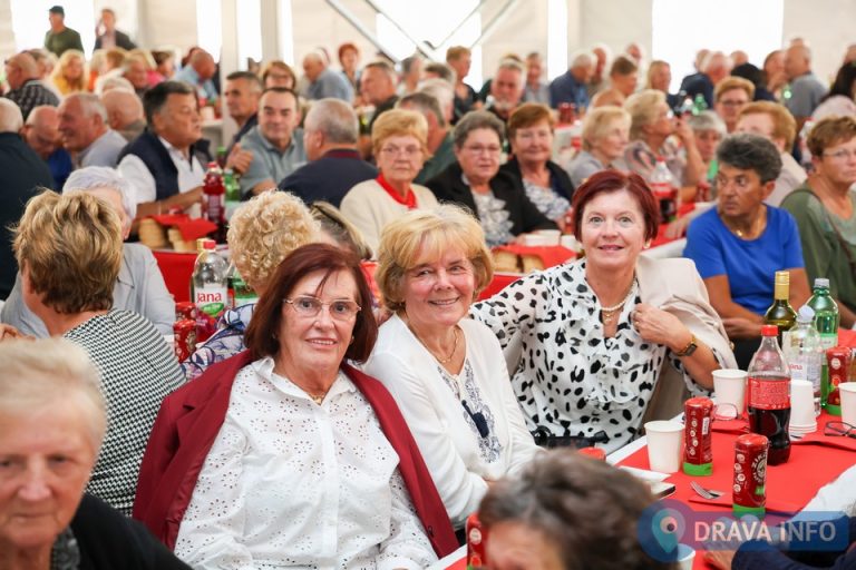 FOTO: VELIKI SUSRET PODRAVKAŠA Okupili se umirovljenici i jubilarci, prisjetili se desetljeća rada i prijateljstava