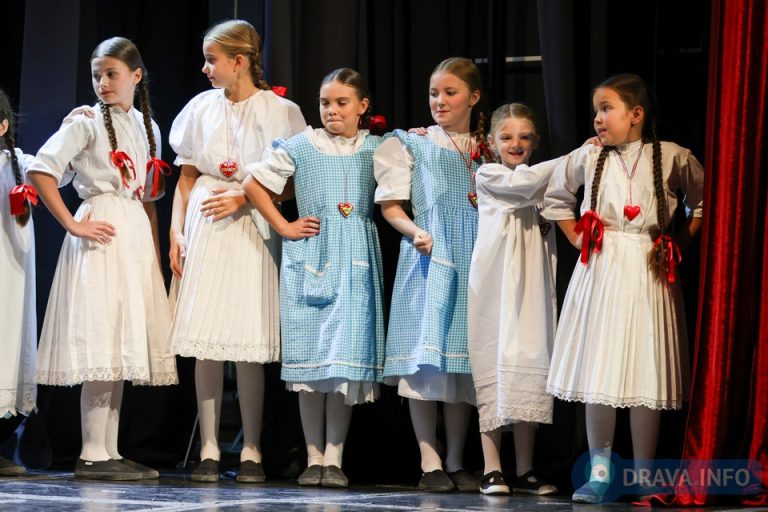 FOTO 18. Međunarodni susret dječjih folklornih grupa ‘U bakinom krilu’ održan u Koprivnici